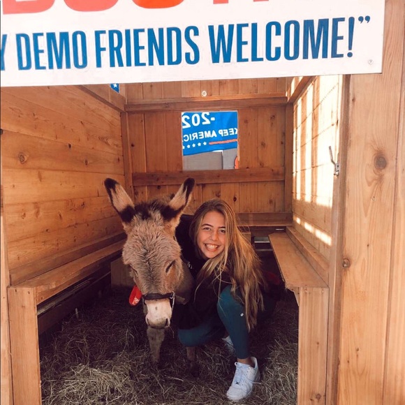 Meet your Posher, Caroline - Picture 1 of 1